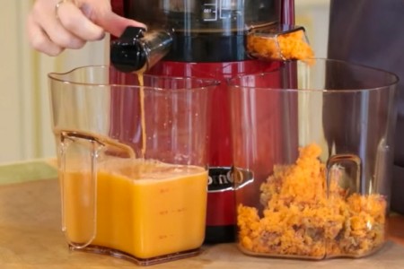 Jus de carottes à l'extracteur facile