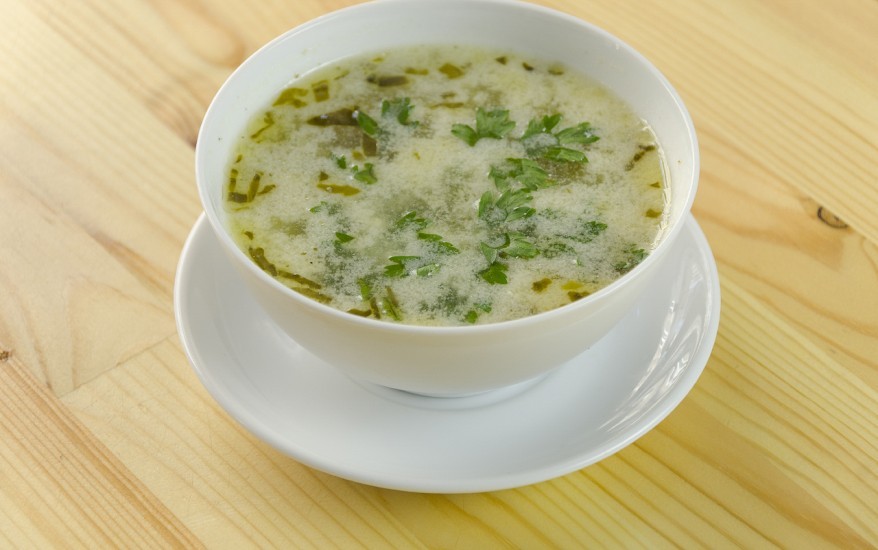 Cuisiner une soupe au cornichons (spécialité polonaise)