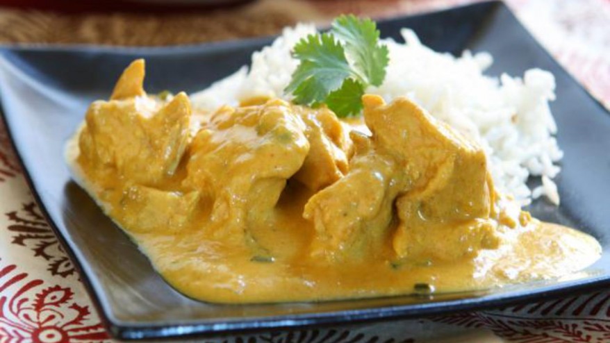 Réaliser un curry de poulet dans une friteuse sans huile